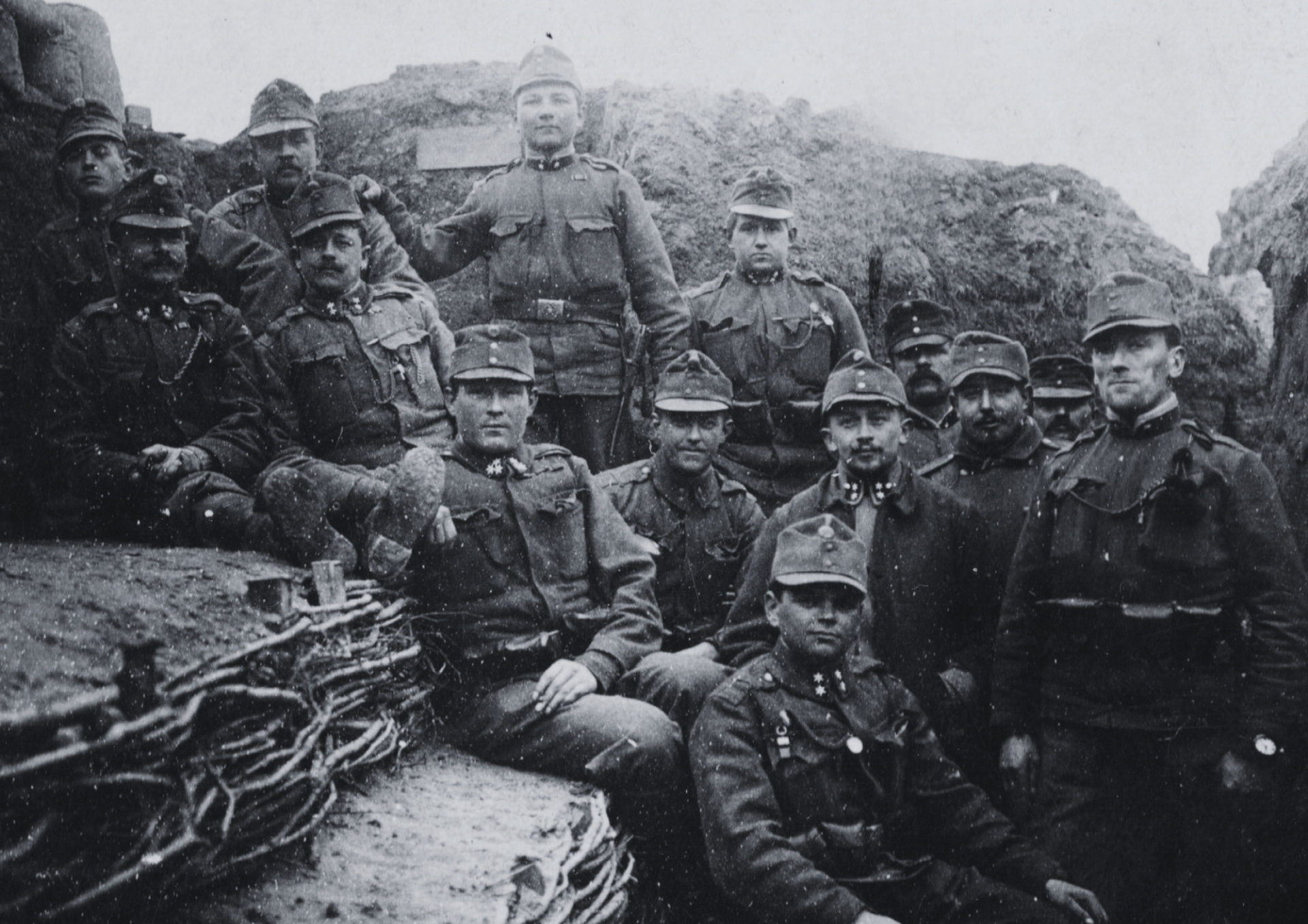 Pozdrav ze zákopů východní fronty. Hrbáč coby desátník c. k. zeměbraneckého pluku č. 31 na fotografii zaslané matce polní poštou na sklonku března 1916.