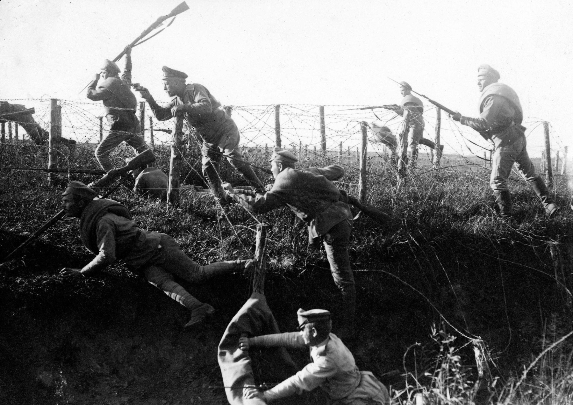 Čs. dobrovolci, jak si tehdy naši legionáři říkali, vyráží přes drátěné překážky ke zteči nepřátelských pozic. Zinscenovaná fotografie z výcviku v září 1917.