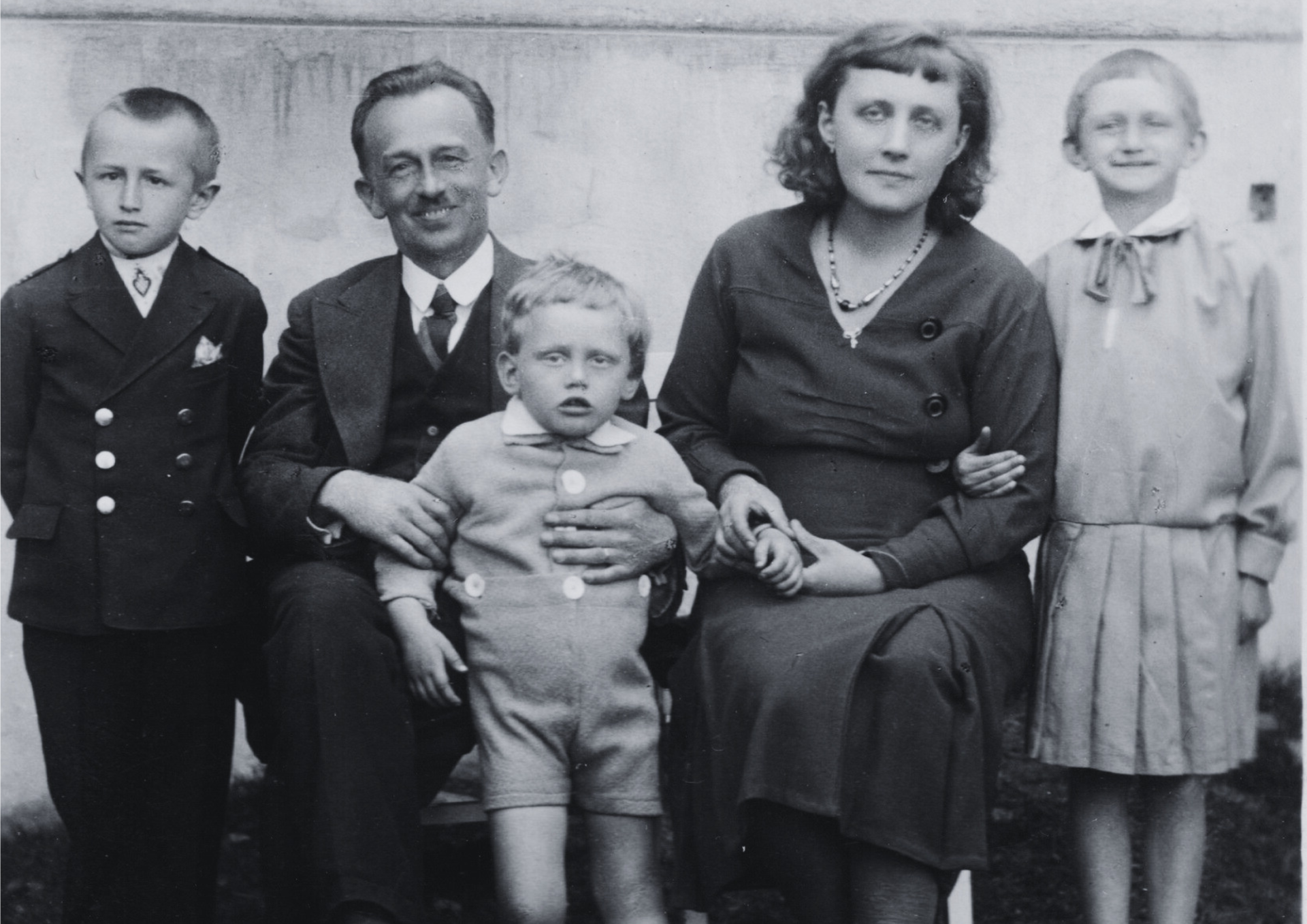 F. V. Hrbáč se svou druhou ženou Annou a dětmi na snímku z 29. května 1933.