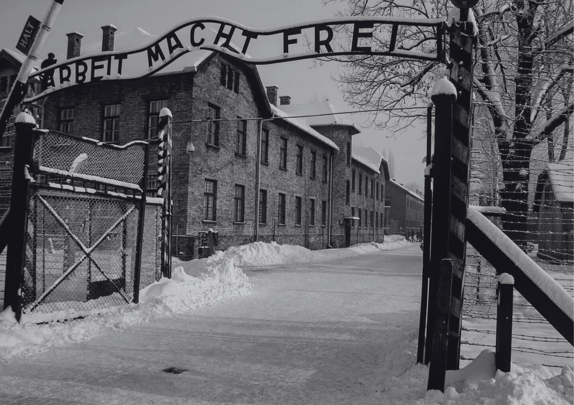 Brána německého koncentračního tábora v Osvětimi, kde byl F. V. Hrbáč odeslán po zatčení v prosinci 1942. Úředním datem jeho úmrtí je 26. únor 1943, zabit ale mohl být ve skutečnosti již mnohem dříve.