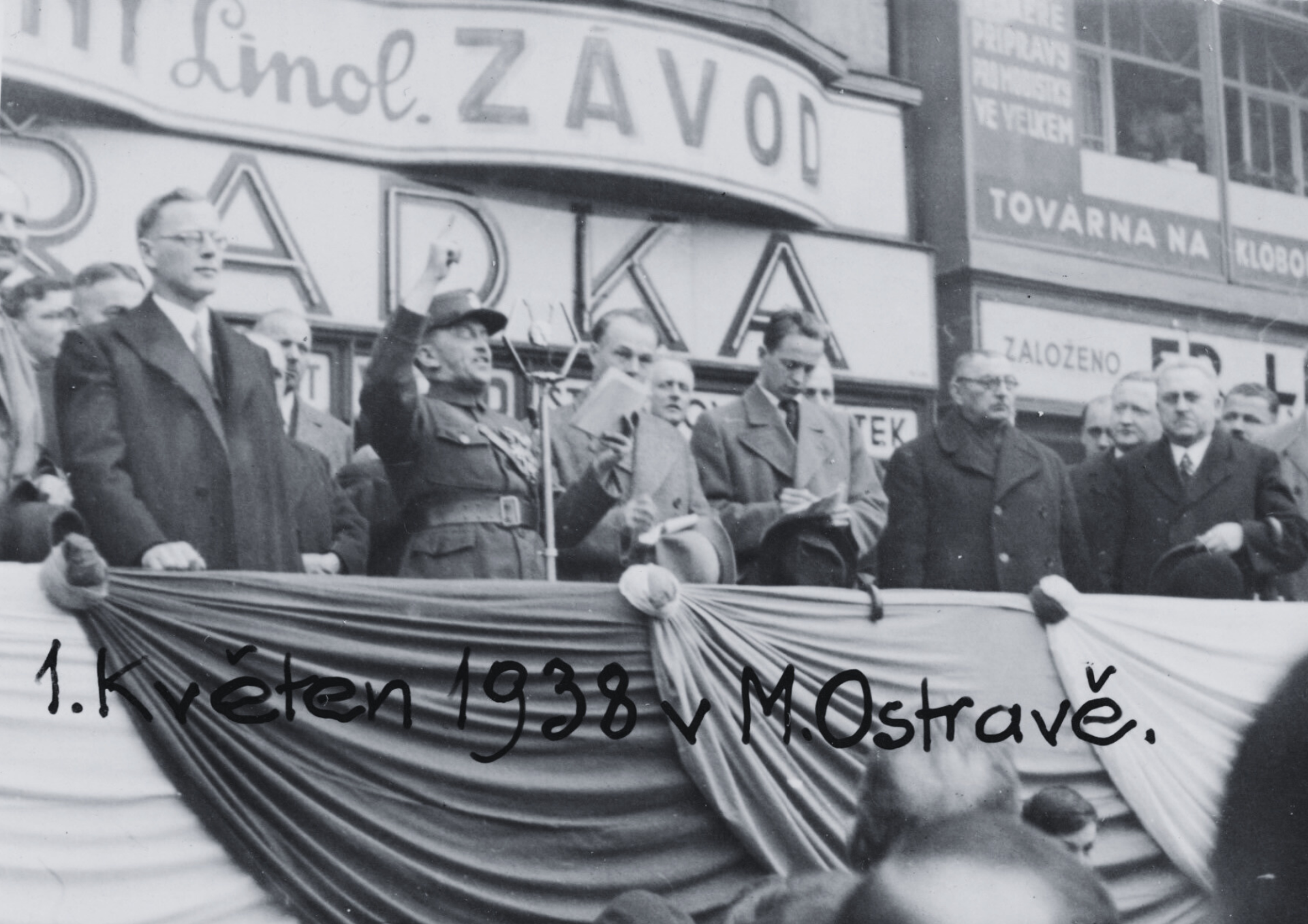 F. V. Hrbáč řečnící na tribuně během oslav Svátku práce v Moravské Ostravě 1. května 1938. Hrbáč patřil k vyhledávaným řečníkům nejrůznějších veřejných akcí. Po nástupu nacismu v Německu ve svých projevech varoval před nebezpečím pro Československo a apeloval na potřebu se bránit.