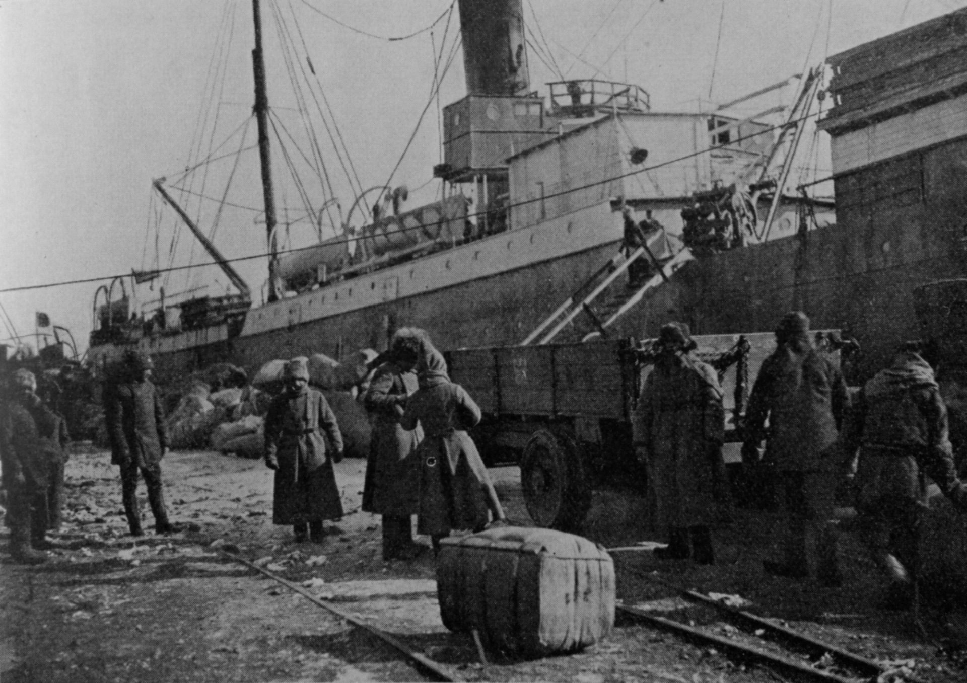 Nakládka parníku Nižnij Novgorod, na jehož palubě F. V. Hrbáč opustil přístav ve Vladivostoku 13. února 1920. Do evropského Terstu doplul po 57 dnech plavby.